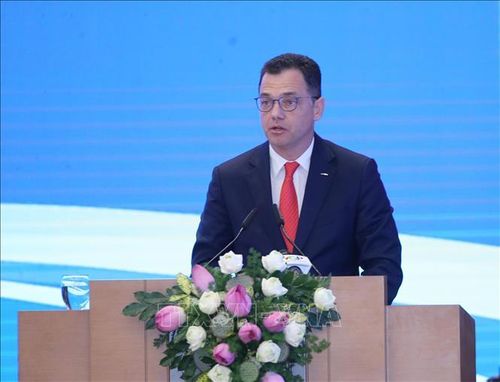 Bộ trưởng Phụ trách kinh doanh, thương mại và doanh nghiệp của Romania Stefan-Radu Oprea phát biểu.