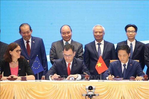 Thủ tướng Nguyễn Xuân Phúc chứng kiến ký Hiệp định Thương mại tự do giữa Việt Nam và Liên minh châu Âu.