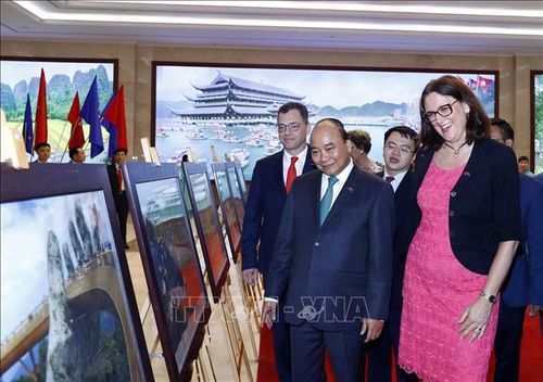 Thủ tướng Nguyễn Xuân Phúc, Bộ trưởng Bộ Môi trường kinh doanh, Thương mại và doanh nghiệp Romania, Đại diện Hội đồng EU Stefan-Radu Oprea và bà Cecilia Malmetrom, Cao ủy Thương mại EU xem trưng bày ảnh của TTXVN.