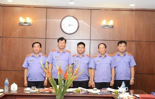 Đồng chí Trần Công Phàn, Phó Viện trưởng VKSND tối cao cùng đồng chí Nguyễn Văn Nông, Kiểm sát viên VKSND tối cao và tập thể lãnh đạo Vụ 11 tại Hội nghị sơ kết 6 tháng đầu năm 2019 do Vụ 11, VKSND tối cao tổ chức