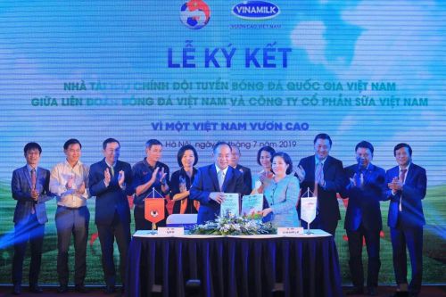 Chủ tịch VFF Lê Khánh Hải và Tổng giám đốc Vinamilk Mai Kiều Liên ký hợp đồng tài trợ.