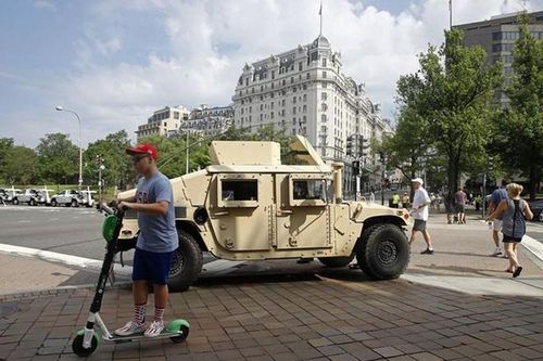  Một xe quân sự Humvee đặc chủng của quân đội Mỹ được triển khai trên con phố cách không xa Nhà Trắng. 
