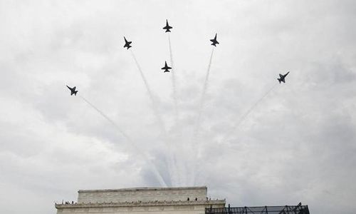  Dàn tiêm kích F/A-18 của phi đội Blue Angels xả khói và biểu diễn đội hình trên bầu trời thủ đô Washington. 