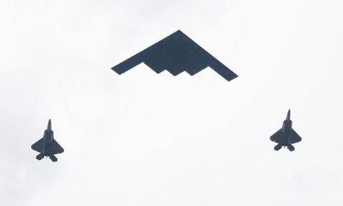 Không quân Mỹ triển khai biên đội oanh tạc cơ chiến lược B-2 Spirit và tiêm kích tàng hình F-22 bay qua thủ đô Washington. 