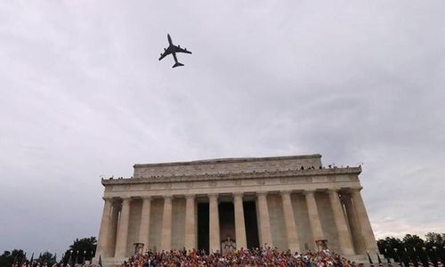  Mỹ triển khai cả chuyên cơ Không lực Một (Air Force One) của ông Trump bay qua Đài tưởng niệm Lincoln. 