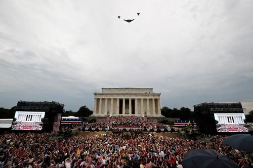  Ông Trump từng muốn một lễ duyệt binh tại Washington với sự xuất hiện của xe tăng và những thiết bị quân sự khác giống như Nga và Pháp thường tiến hành. Tuy nhiên, kế hoạch cuối cùng bị hủy một phần do chi phí quá cao. Vì thế chỉ có một số lượng nhất định khí tài tham gia dịp quốc khánh lần này. 