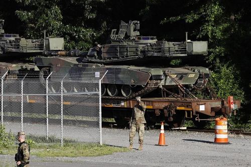  Lầu Năm Góc cũng điều thêm 2 xe tăng chủ lực M1A1 Abrams, 2 xe chiến đấu bộ binh M2 Bradley, một xe cứu kéo M88 cho sự kiện này. 