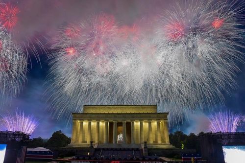  Màn trình diễn pháo hoa trên bầu trời thủ đô Washington được ông chủ Nhà Trắng mô tả là "lớn chưa từng có", diễn ra sau màn phô diễn sức mạnh quân sự khoảng hơn một giờ kết thúc lễ mừng quốc khánh của Mỹ. 