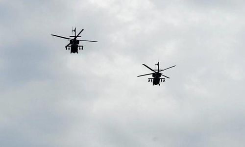  Lục quân Mỹ điều 4 trực thăng tấn công AH-64 Apache tới sự kiện. Chúng tách thành hai biên đội và bay với giãn cách lớn. Đây là mẫu máy bay yểm trợ đường không hiện đại của Mỹ, được xem là ác mộng của thiết giáp mặt đất nếu rơi vào tầm bắn của nó. 