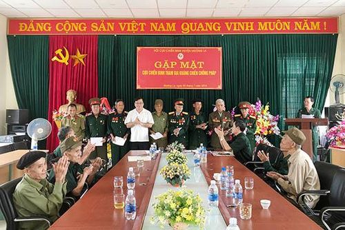 Lãnh đạo Ban Dân vận Huyện ủy Mường La trao quà cho các cựu chiến binh.