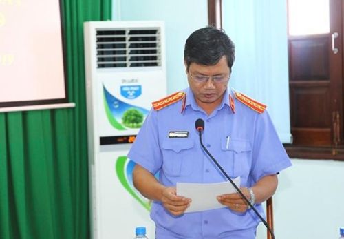 Đồng chí Phan Văn Phong – Phó viện trưởng tỉnh điều hành phần thảo luận tại hội nghị.