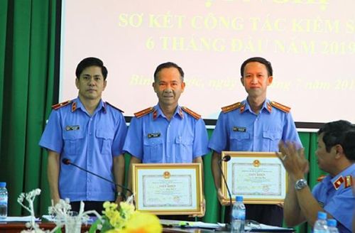 Đồng chí Đoàn Văn Bắc, Viện trưởng VKSND tỉnh trao giấy khen cho 2 cá nhân.