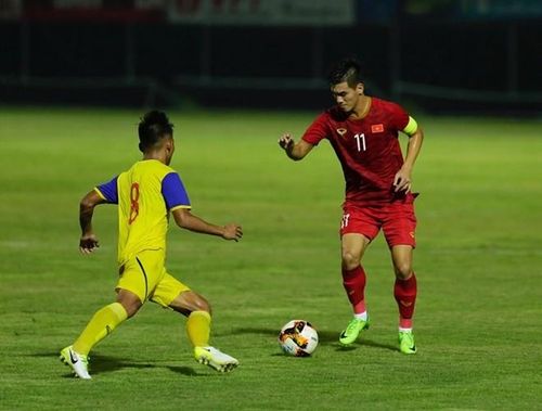  Trên sân vào cuối trận cũng có sự xuất hiện của tiền đạo Tiến Linh (11) 