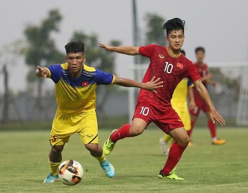  Số 10 này thi đấu nỗ lực và tròn vai trong vai trò tiền đạo lùi 