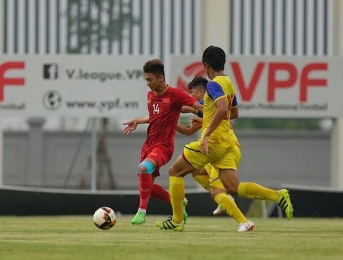  Họ cũng chỉ có 2 buổi tập, nên thi đấu thiếu kết dính trước các đàn em U18 đang tập trung chuẩn bị cho giải U18 Đông Nam Á 