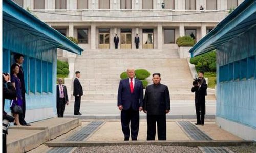 Tổng thống Mỹ Donald Trump và nhà lãnh đạo Triều Tiên Kim Jong Un tại DMZ liên Triều ngày 30-6 - Ảnh: Reuters