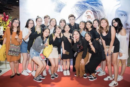 Đông đảo khán giả hâm mộ đến chia vui cùng Soobin