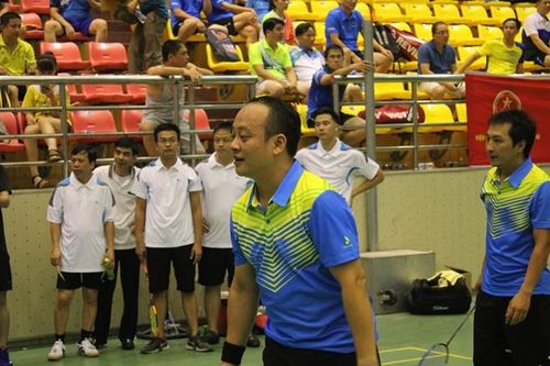 Tâm lý thi đấu thoải mái của 1 nam VĐV môn cầu lông.