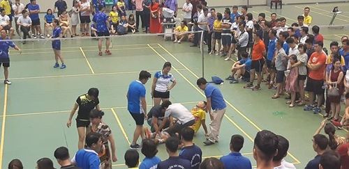 Chăm sóc một VĐV cầu lông bị chuột rút