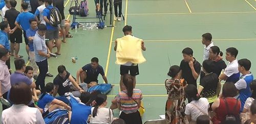 Một VĐV dùng chiếc khăn quạt cho đồng đội
