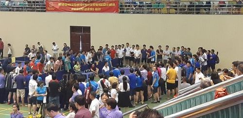 Khán giả xem, cổ vũ thi đấu bóng bàn