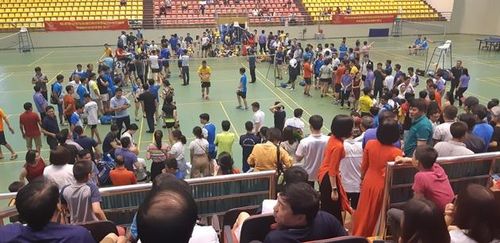 Rất đông khán giả xem và cổ vũ VĐV