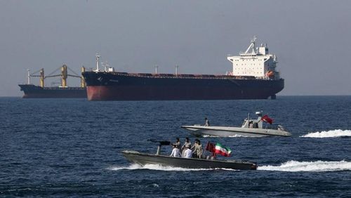  Về phía Iran, đài truyền hình nhà nước của họ phát đi thông báo rằng tàu Stena Impero bị bắt giữ theo yêu cầu của nhà chức trách vì "không tuân theo các quy định hàng hải quốc tế". 