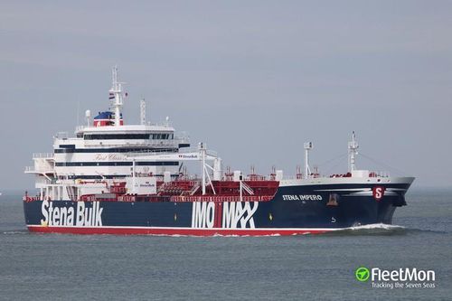  Quay trở lại vụ việc, công ty Stena Bulk sở hữu tàu Stena Impero cho biết đã có "các tàu nhỏ không xác định và một máy bay trực thăng tiếp cận" khi tàu đang di chuyển qua eo biển Hormuz trong vùng biển quốc tế. 