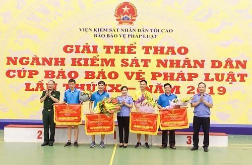  Trung tướng Nguyễn Văn Khánh, Phó Viện trưởng VKSND tối cao, Viện trưởng VKSQS Trung ương; đồng chí Nguyễn Văn Thắng, Tổng biên tập Báo Bảo vệ pháp luật; đồng chí Chu Nguyệt Ánh, Viện trưởng VKSND tỉnh Bắc Ninh trao giải phong cách toàn đoàn cho các đội.
