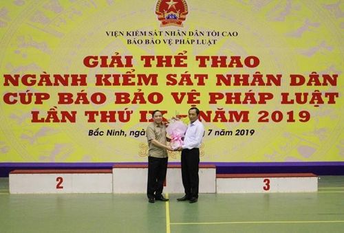 Đồng chí Bùi Mạnh Cường, Phó Bí thư Ban cán sự Đảng, Phó Viện trưởng VKSND tối cao trao Kỷ niệm chương tặng đồng chí Nguyễn Văn Phong, Phó Chủ tịch UBND tỉnh Bắc Ninh. 