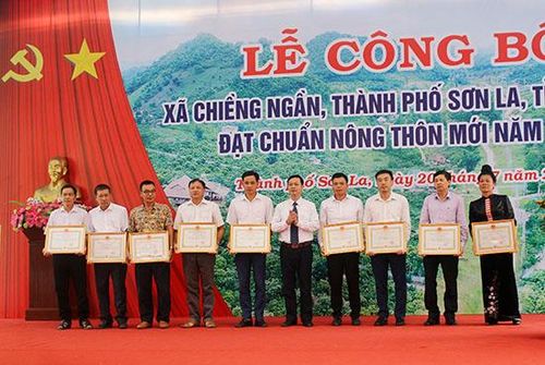 Các tập thể có thành tích xuất sắc trong xây dựng nông thôn mới nhận Giấy khen của UBND thành phố.