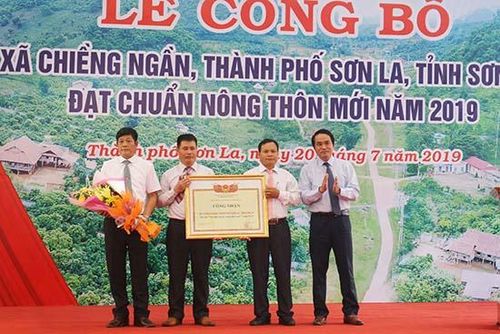 Đồng chí Lê Hồng Minh trao Bằng công nhận đạt chuẩn nông thôn mới cho xã Chiềng Ngần.