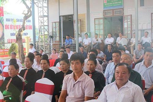 Đông đảo nhân dân xã Chiềng Ngần đến dự Lễ công bố xã đạt chuẩn nông thôn mới.