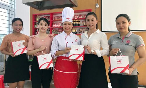 Kết thúc chương trình, các thành viên tham gia lớp học đều được nhận các phần quà từ nhà tài trợ Ajinomoto
