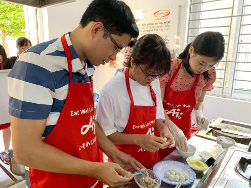 Các học viên được học chế biến 2 món ăn là lẩu thái và trứng chiên xù