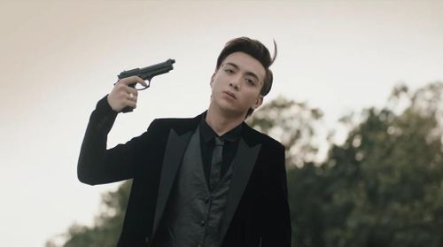 Nhân vật của Soobin Hoàng Sơn tự sát trong cảnh cuối của MV.