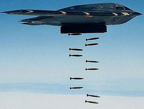  B-2 Spirit cũng có thể thả bom phá boong-ke thông minh GBU-57A/B, với khả năng xuyên phá lớp bê tông dày 60m. 