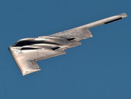  B-2 Spirit có thể thả bom hạt nhân B61, B83 và các loại vũ khí dẫn đường chính xác với khả năng tiêu diệt cùng lúc 80 mục tiêu riêng biệt. 