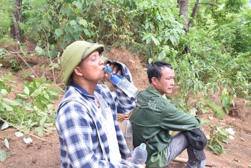 Giây phút nghỉ ngơi của lực lượng tham gia chữa cháy sau khi lửa được dập tắt. Sự thấm mệt hiện rõ trên khuôn mặt của những người tham gia chữa cháy rừng. Ảnh: Xuân Hoàng