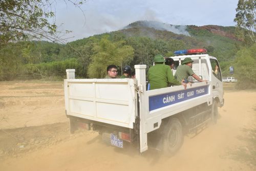 Do lửa cháy lây lan rộng nên huyện Yên Thành huy động thêm lực lượng công an đến hiện trường để ứng cứu dập lửa rừng. Nguyên nhân vụ cháy đang được lực lượng chức năng tiến hành điều tra, làm rõ. Ảnh: Xuân Hoàng