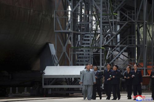 Nhà lãnh đạo Triều Tiên Kim Jong-un đã thị sát một tàu ngầm mới được chế tạo