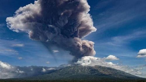 Một ngọn núi lửa đã phun trào gần thành phố lớn thứ ba của Indonesia. (Nguồn: AFP)