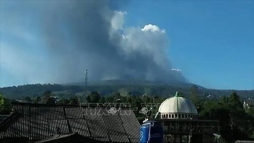 Núi lửa Tangkuban Perahu ở gần Bandung, Indonesia phun tro bụi ngày 26/7/2019. Ảnh: Channel News Asia/TTXVN
