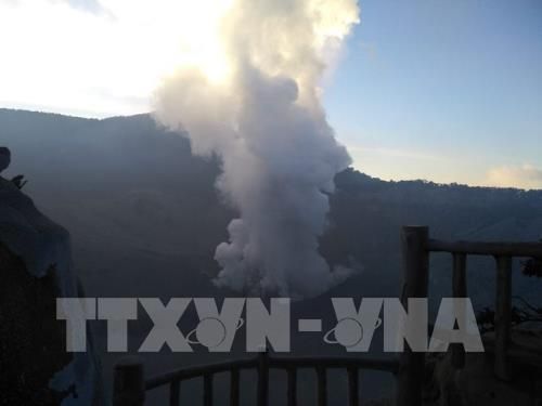 Núi lửa Tangkuban Perahu ở gần Bandung, Indonesia phun tro bụi ngày 26/7/2019. Ảnh: Brilio/TTXVN