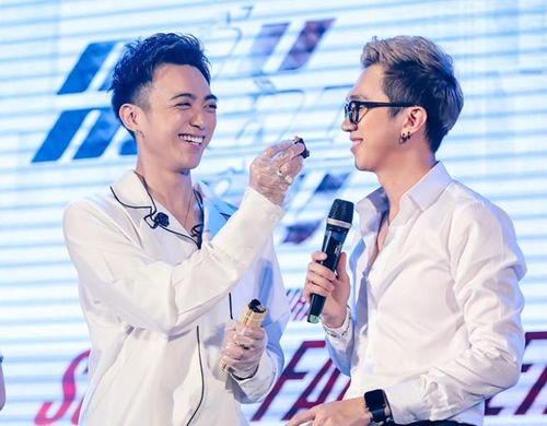 Trong sự kiện ra mắt sản phẩm này, Soobin Hoàng Sơn chia sẻ về quãng thời gian anh gặp khó khăn: “Bản thân Soobin cũng từng có giai đoạn rơi vào trạng thái hoang mang về chính mình, cũng như không tìm được ý nghĩa của cuộc sống".