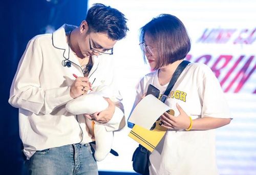 Vừa qua, Soobin Hoàng Sơn trở lại với ca khúc Nếu ngày ấy thuộc thể loại ballad. MV được đạo diễn Đinh Hà Uyên Thư xây dựng dưới dạng phim ngắn với độ dài gần 8 phút và có nhiều tình tiết cao trào. Soobin Hoàng Sơn dán nhãn 16+ cho MV vì có nhiều cảnh bạo lực.