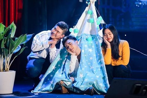 Trong đó, chia sẻ về việc MV mới phát hành bị gỡ khỏi top thịnh hành, Soobin Hoàng Sơn bày tỏ quan điểm anh sẽ không sửa bất kỳ chi tiết nào trong MV Nếu ngày ấy. Ngoài ra, nam ca sĩ tiết lộ khoảng sinh nhật vào tháng 9, anh tung ca khúc mới.