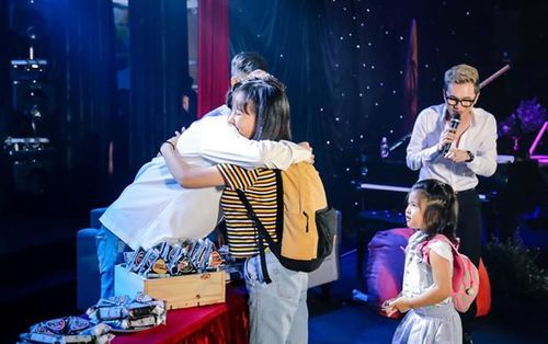 Giai đoạn đó thật sự kinh khủng khi suy nghĩ của tôi tiêu cực và không biết bấu víu vào điều gì, phải làm gì. May mắn tôi dừng lại kịp lúc và không để mọi chuyện nghiêm trọng hơn. Tôi luôn có gia đình và các fan bên cạnh”, giọng ca Phía sau một cô gái nói.