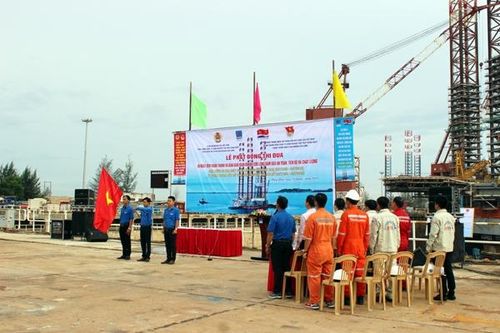 Lễ chào cờ trước phát động thi đua