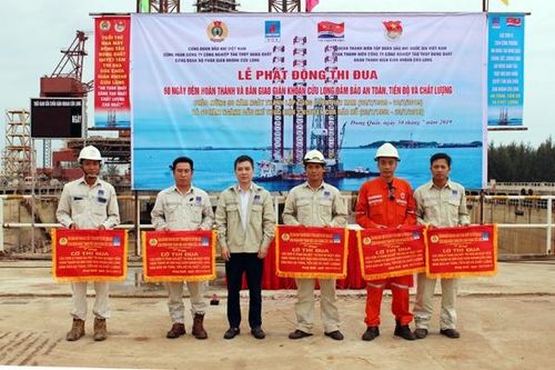 Lãnh đạo DQS tặng cờ thi đua cho các đơn vị trực tiếp thi công